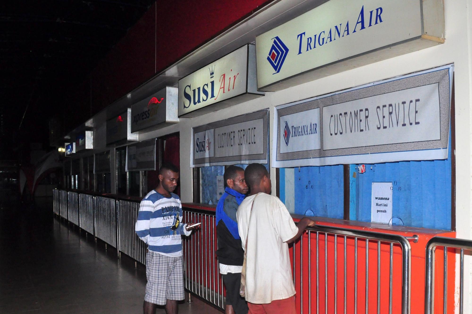 Parientes de los ocupantes del vuelo de la compañía Trigana Air buscan información en el aeropuerto de Sentai, en la ciudad de Jayapura, Indonesia. 