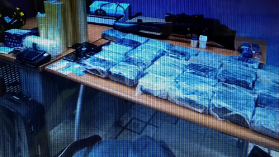 DICAN se incauta de 36 paquetes de cocaína, dos armas de fuego y un carro