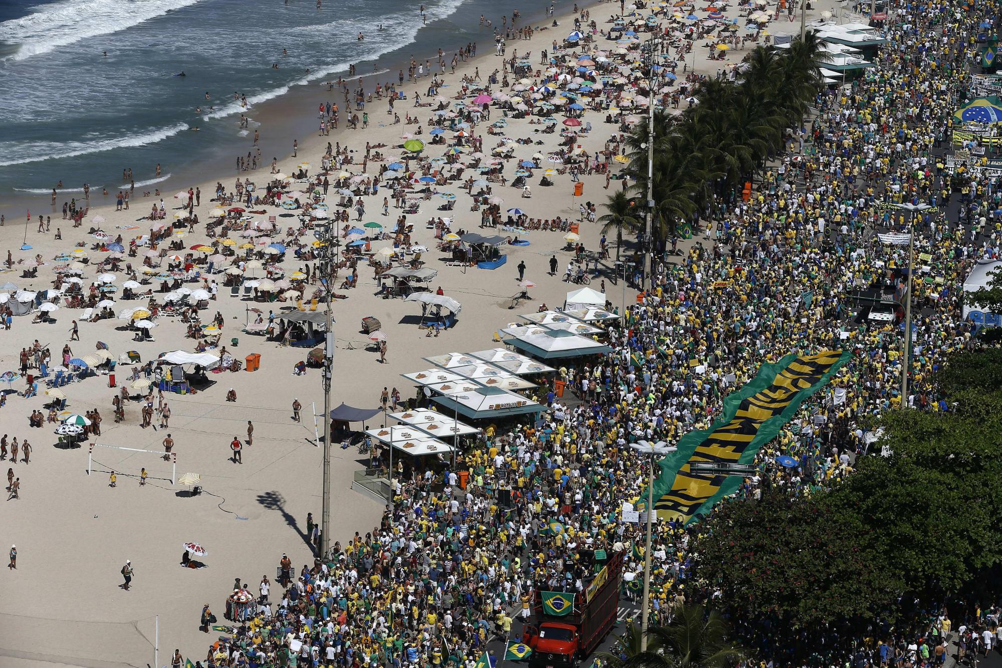 Manifestantes se concentran en la playa de Copacabana para protestar contra el Gobierno de Dilma Rousseff hoy, domingo 16 de agosto de 2015, en Río de Janeiro (Brasil). Miles de personas se concentraron en decenas de ciudades de Brasil para manifestaciones convocadas por la oposición, que pretende dar una prueba de fuerza y protestar por la corrupción y la gestión económica del Gobierno de Dilma Rousseff. 
