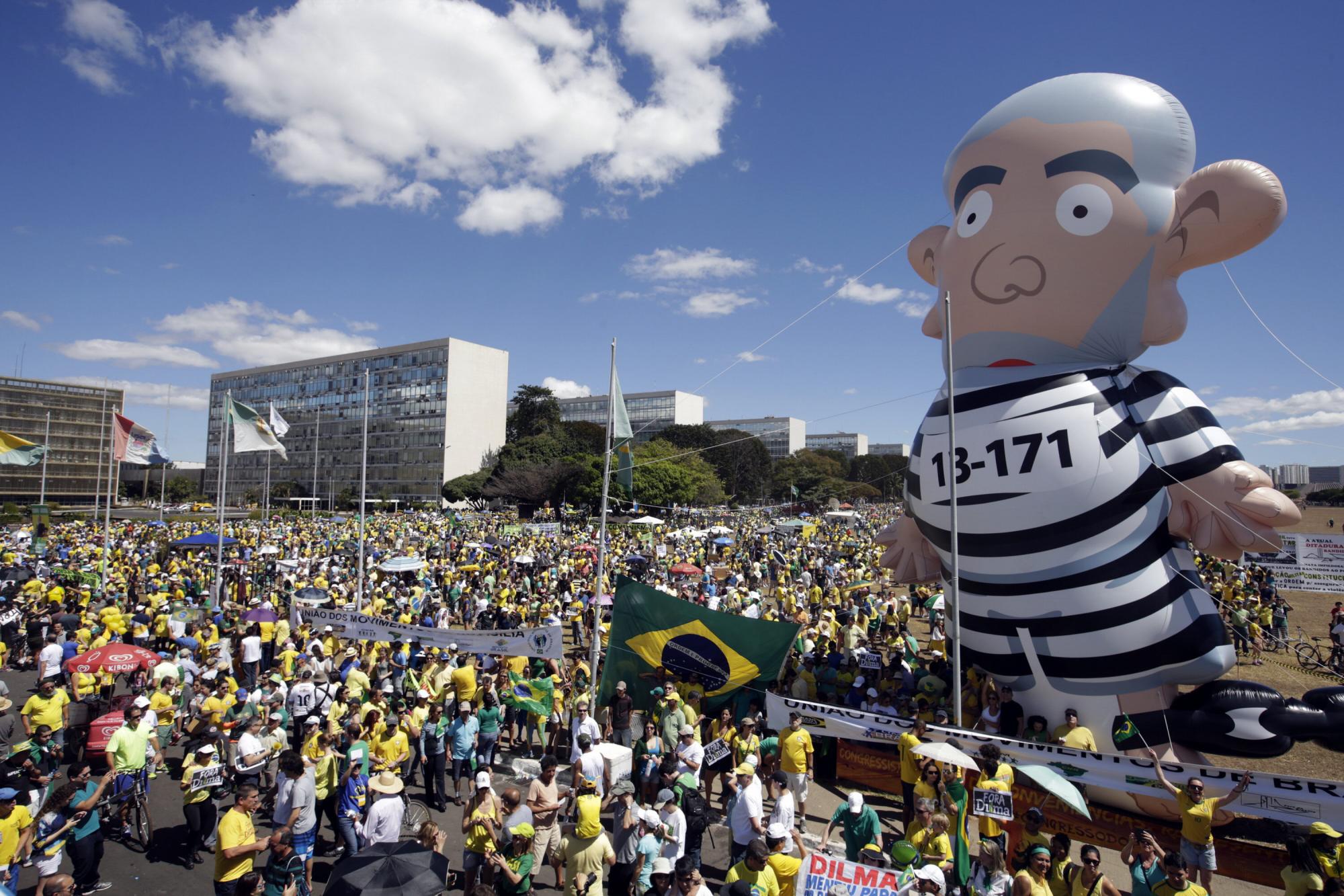BRA101. BRASILIA (BRASIL), 16/08/2015.- Manifestantes se concentran en la Explanada de los Ministerios para protestar contra el Gobierno de Dilma Rousseff hoy, domingo 16 de agosto de 2015, en Brasilia (Brasil). Miles de personas se concentraron en decenas de ciudades de Brasil para manifestaciones convocadas por la oposición, que pretende dar una prueba de fuerza y protestar por la corrupción y la gestión económica del Gobierno de Dilma Rousseff. 