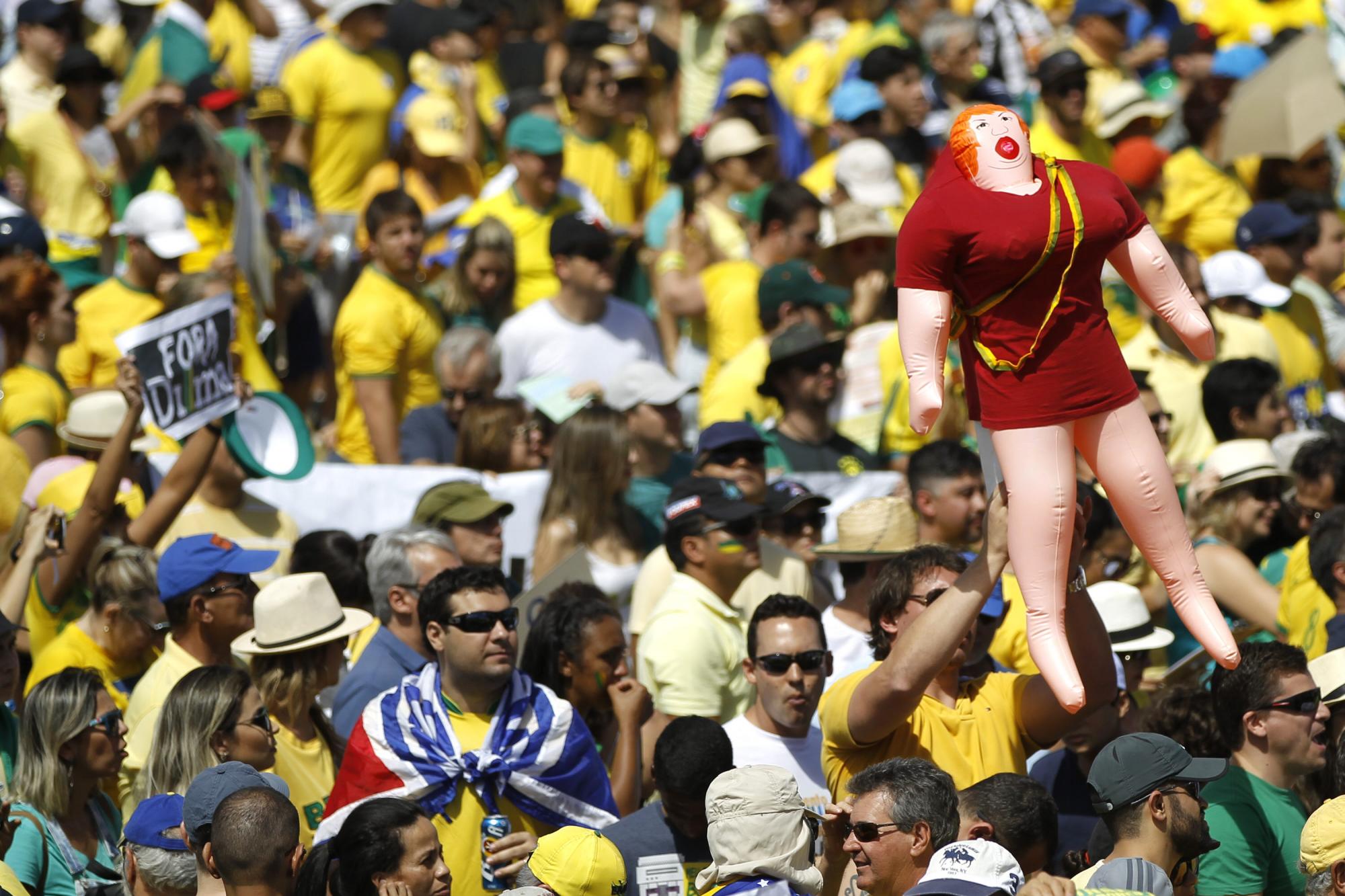 Manifestantes se concentran en la Explanada de los Ministerios para protestar contra el Gobierno de Dilma Rousseff hoy, domingo 16 de agosto de 2015, en Brasilia (Brasil). Miles de personas se concentraron en decenas de ciudades de Brasil para manifestaciones convocadas por la oposición, que pretende dar una prueba de fuerza y protestar por la corrupción y la gestión económica del Gobierno de Dilma Rousseff. 