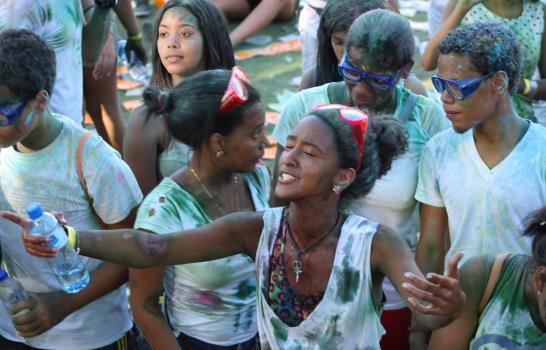 Miles asisten al Festival de Colores en el Botánico