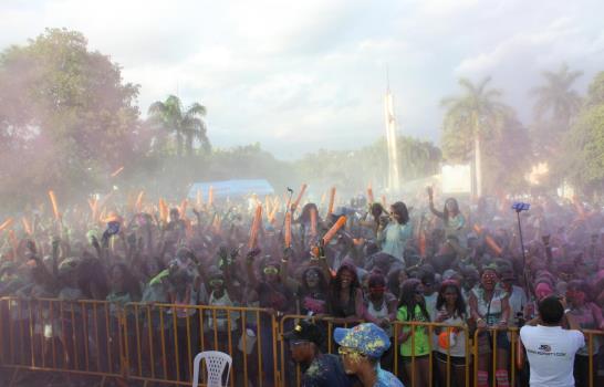 Miles asisten al Festival de Colores en el Botánico