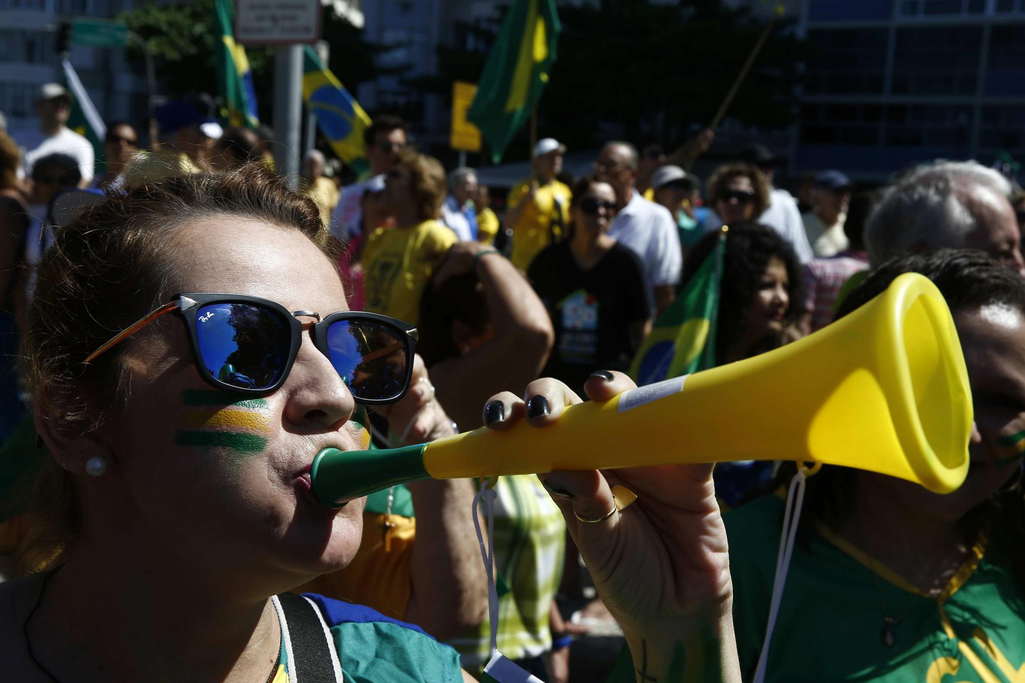 Manifestantes se concentran en la playa de Copacabana para protestar contra el Gobierno de Dilma Rousseff hoy, domingo 16 de agosto de 2015, en Río de Janeiro (Brasil). Miles de personas se concentraron en decenas de ciudades de Brasil para manifestaciones convocadas por la oposición, que pretende dar una prueba de fuerza y protestar por la corrupción y la gestión económica del Gobierno de Dilma Rousseff. 
