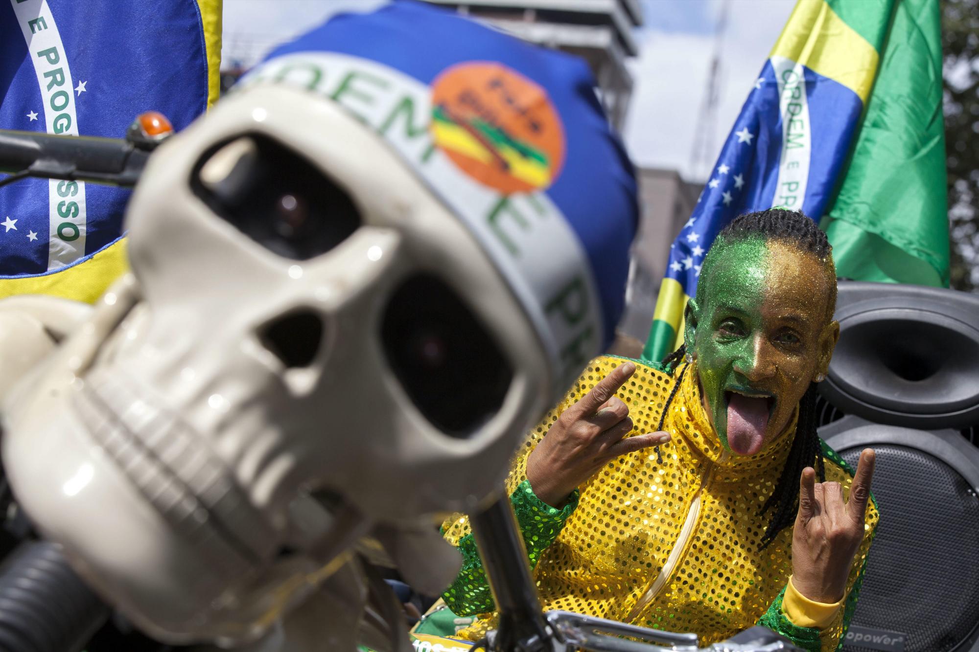 Un manifestante participa en una protesta contra el Gobierno de Dilma Rousseff hoy, domingo 16 de agosto de 2015, en la ciudad de Sao Paulo (Brasil). Miles de personas se concentraron en decenas de ciudades de Brasil para manifestaciones convocadas por la oposición, que pretende dar una prueba de fuerza y protestar por la corrupción y la gestión económica del Gobierno de Dilma Rousseff. 