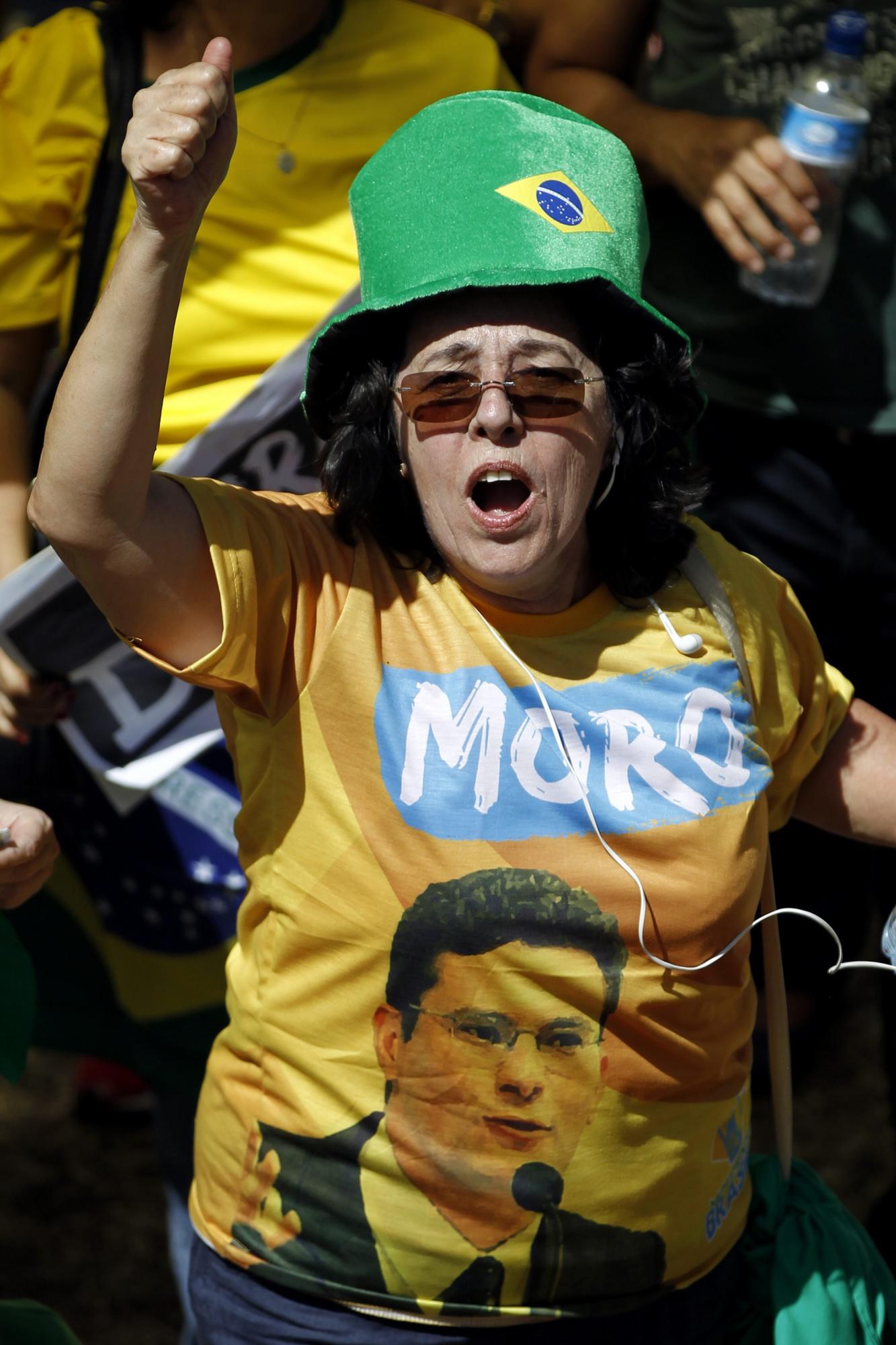  Manifestantes se concentran en la Explanada de los Ministerios para protestar contra el Gobierno de Dilma Rousseff hoy, domingo 16 de agosto de 2015, en Brasilia (Brasil). Miles de personas se concentraron en decenas de ciudades de Brasil para manifestaciones convocadas por la oposición, que pretende dar una prueba de fuerza y protestar por la corrupción y la gestión económica del Gobierno de Dilma Rousseff. 