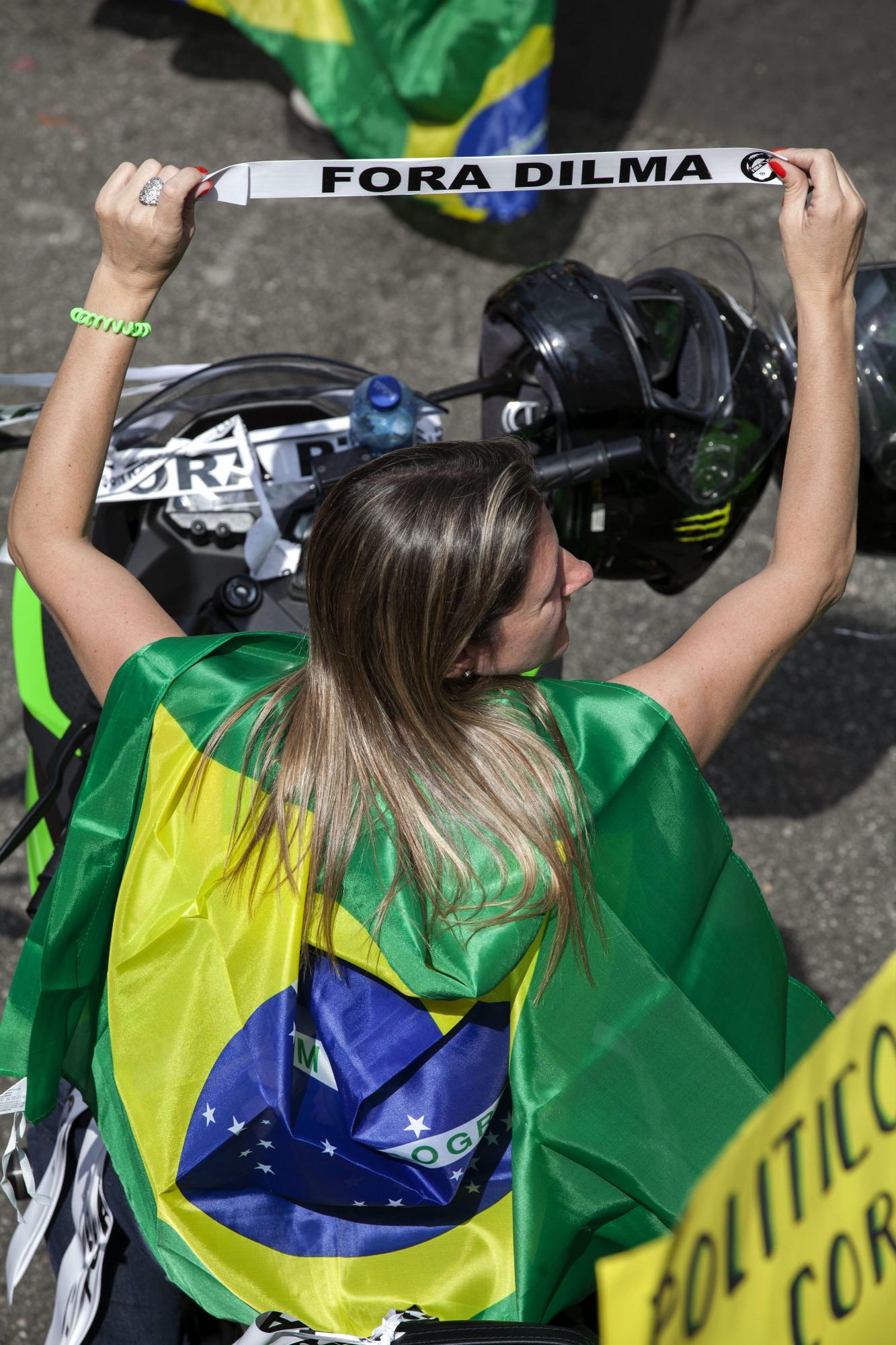 Un manifestante participa en una protesta contra el Gobierno de Dilma Rousseff hoy, domingo 16 de agosto de 2015, en la ciudad de Sao Paulo (Brasil). Miles de personas se concentraron en decenas de ciudades de Brasil para manifestaciones convocadas por la oposición, que pretende dar una prueba de fuerza y protestar por la corrupción y la gestión económica del Gobierno de Dilma Rousseff.