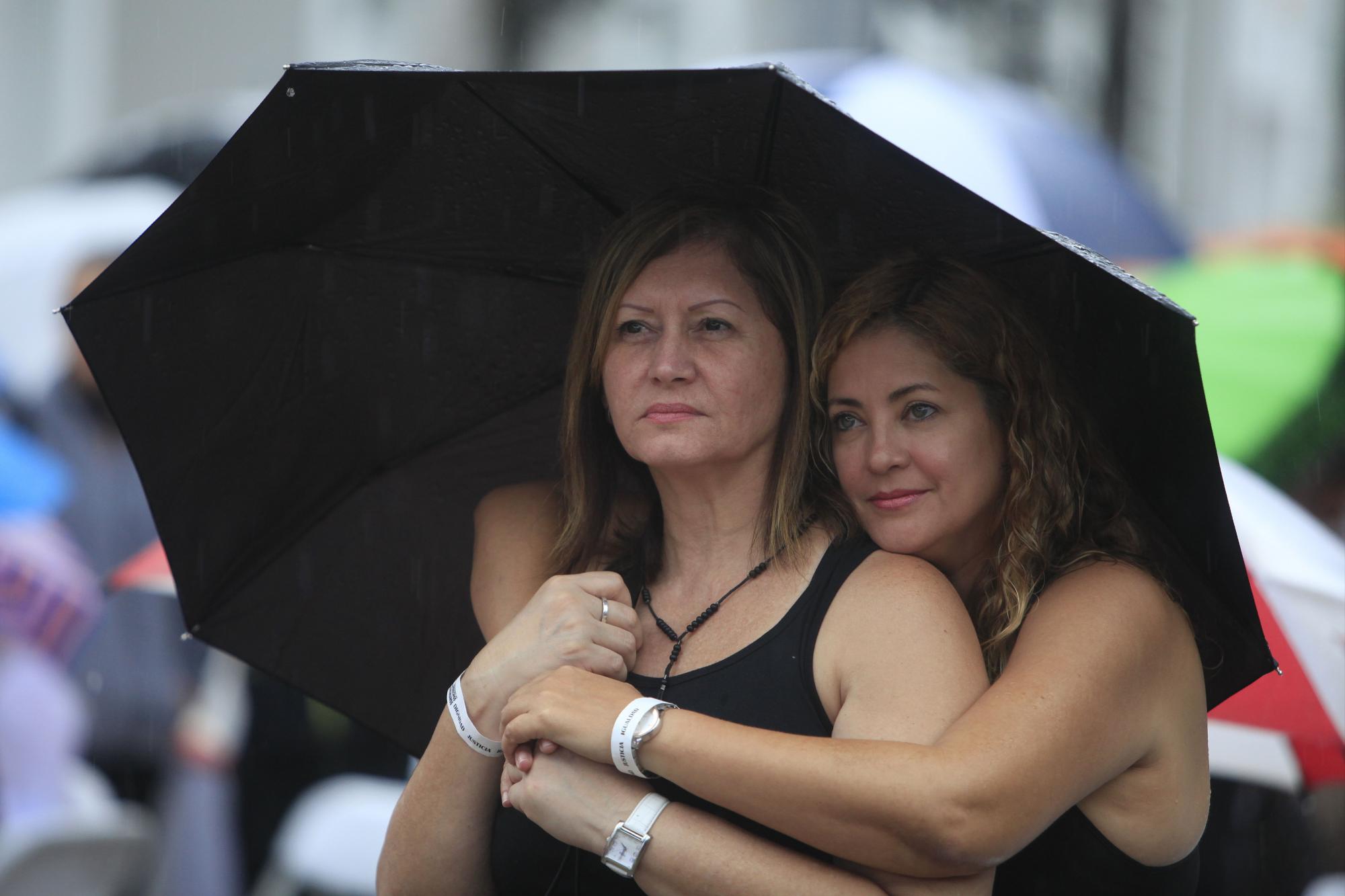 Las más de sesenta parejas fueron casadas por 23 líderes de distintas congregaciones religiosas frente a la sede de la Compañía de Turismo de Puerto Rico, agencia que promueve la isla caribeña como destino internacional de bodas para personas del mismo sexo.