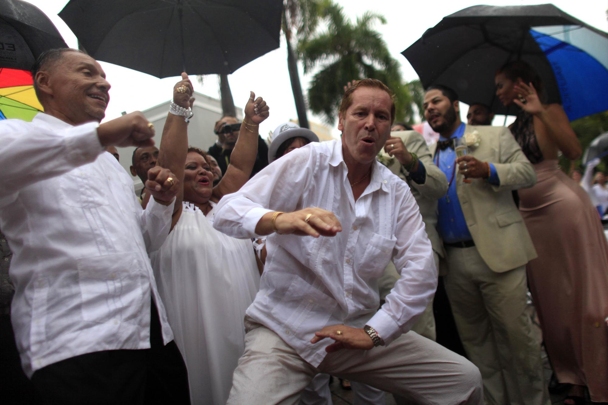 Entre los contrayentes que participaron del histórico evento estuvieron Charlie Martínez y Eliseo Natal, quienes tras 41 años de noviazgo, finalmente unieron sus vidas en el Paseo La Princesa, en el área turística del Viejo San Juan.