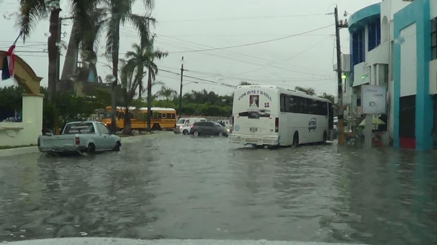 Lluvias inundan alrededores plaza Restauración en Higüey 