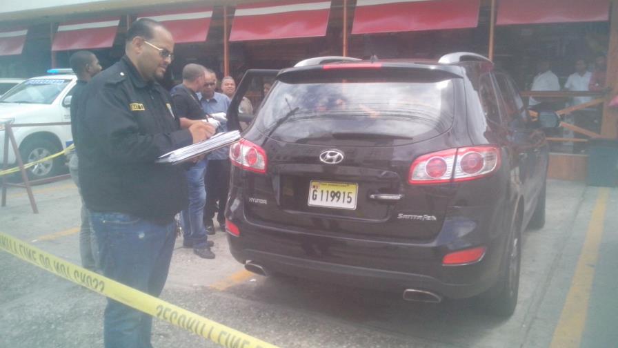 Muere hombre dentro de su vehículo mientras esperaba cambio de luz del semáforo 