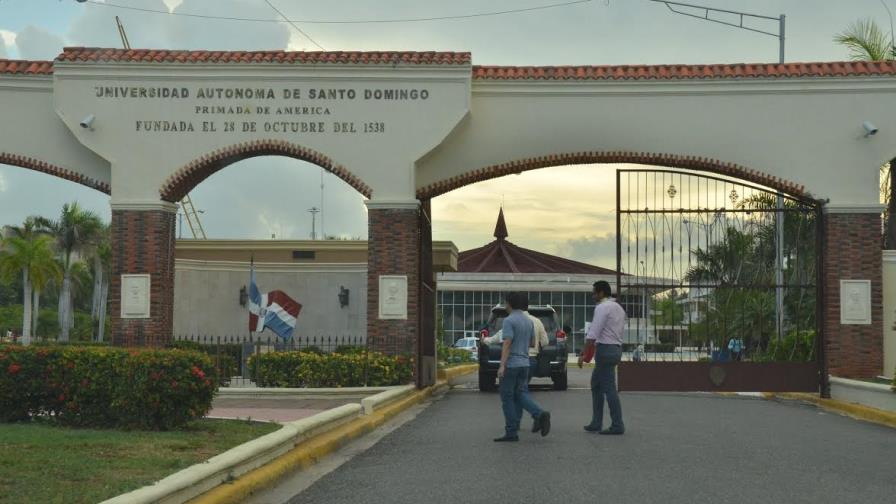 La UASD graduará a estudiantes de maestría que le demandaron por entrega de títulos