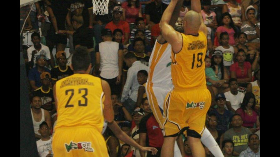 San Sebastián y La Cancha se acercan en el baloncesto de Moca