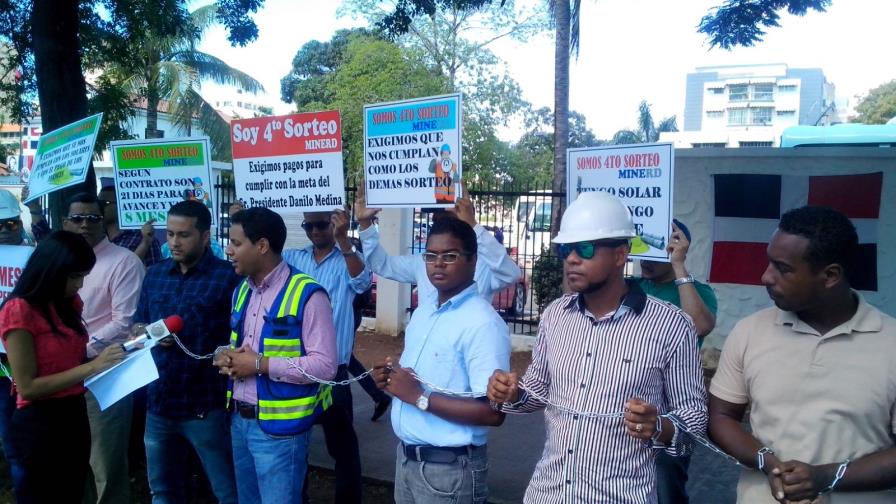 Ingenieros se “encadenan”  frente al Minerd; demandan entrega de avances para iniciar obras