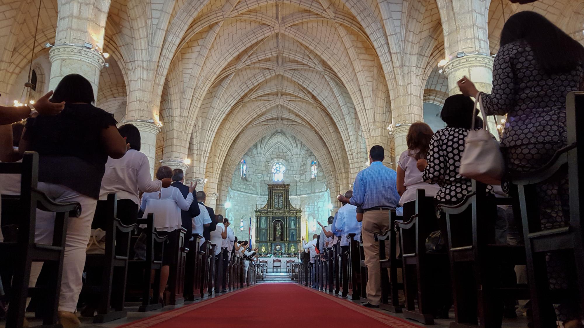 La catedral completamente llena durante la misa.