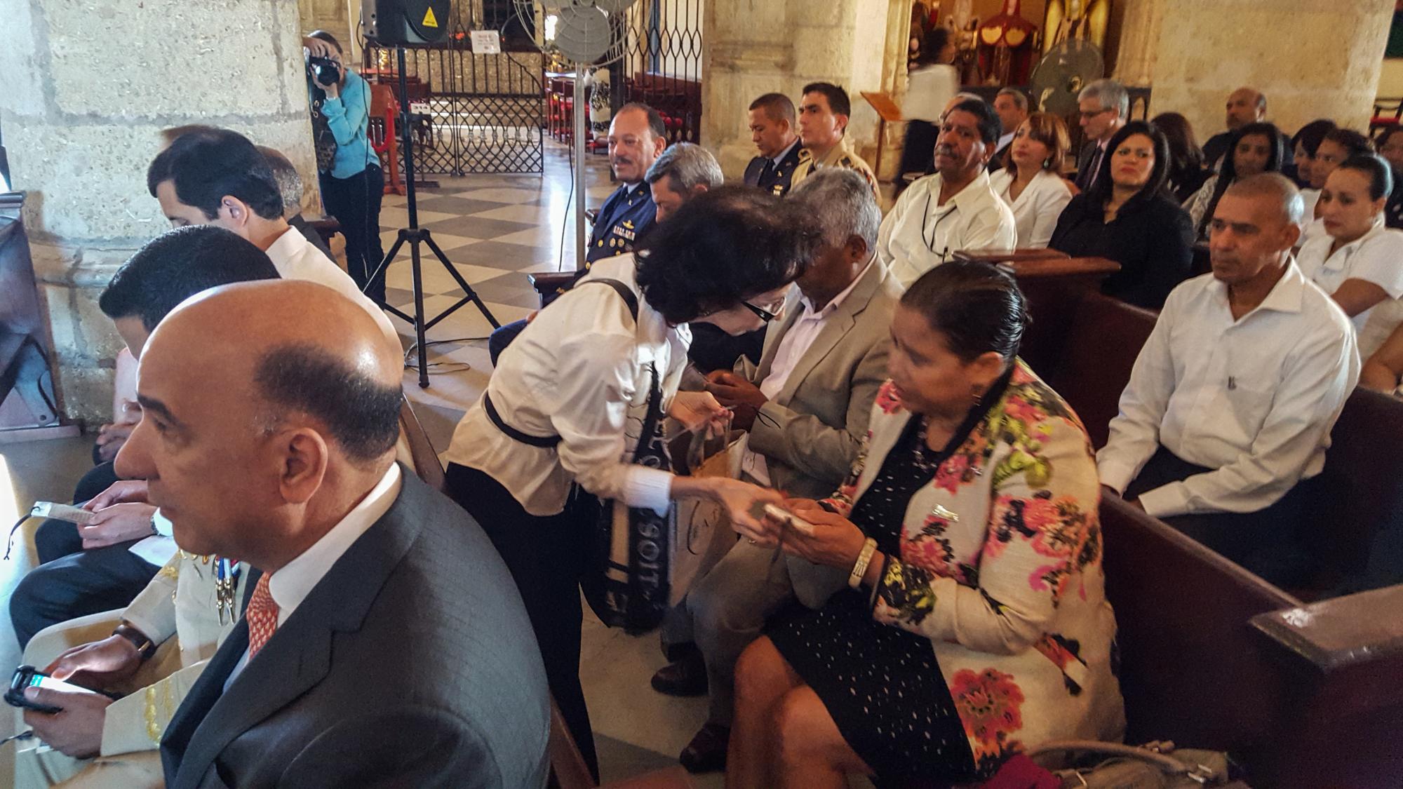 Una ciudadana entrega a un “recordatorio” y un souvenir con madera, carbón y arena de río.