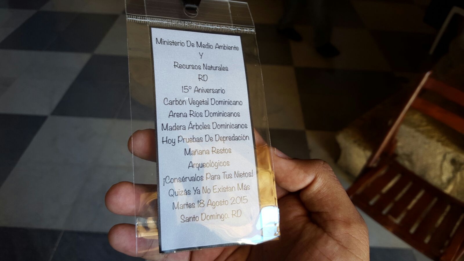Recordatorio y souvenir entregado durante la misa por los manifestantes.