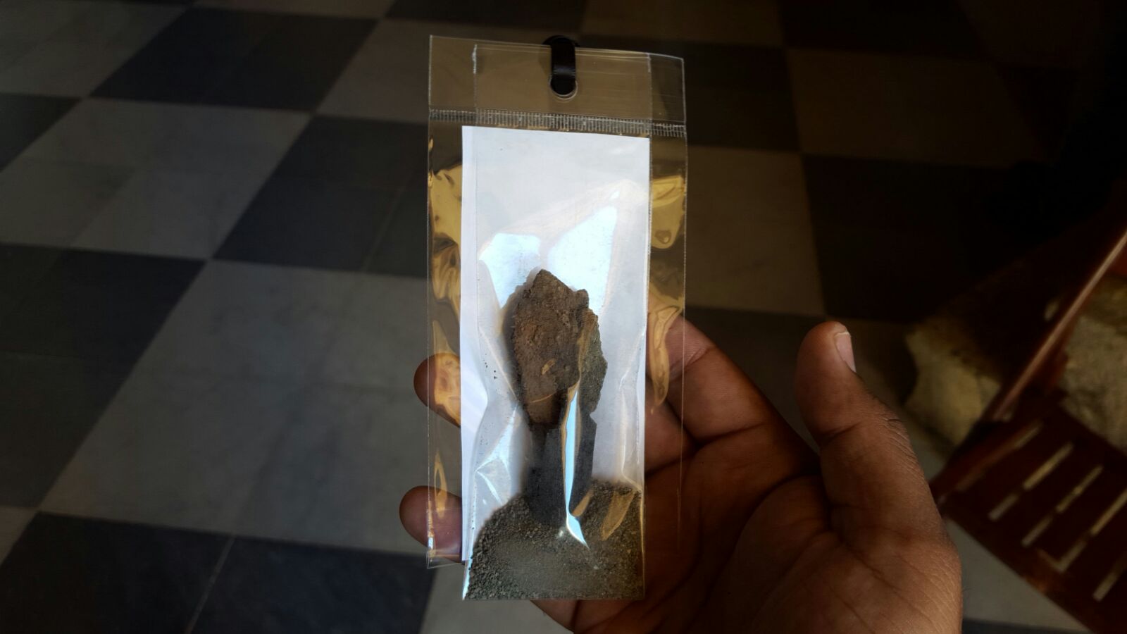 Souvenir con madera, carbón y arena de río.