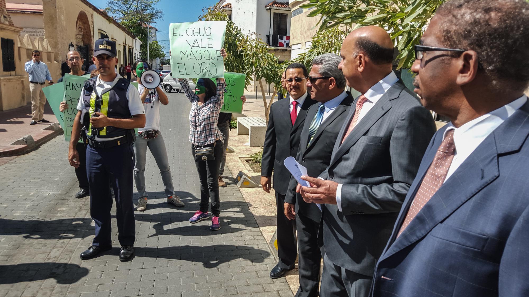 El ministro de Medio Ambiente y otras autoridades del ministerio observan a los manifestantes.