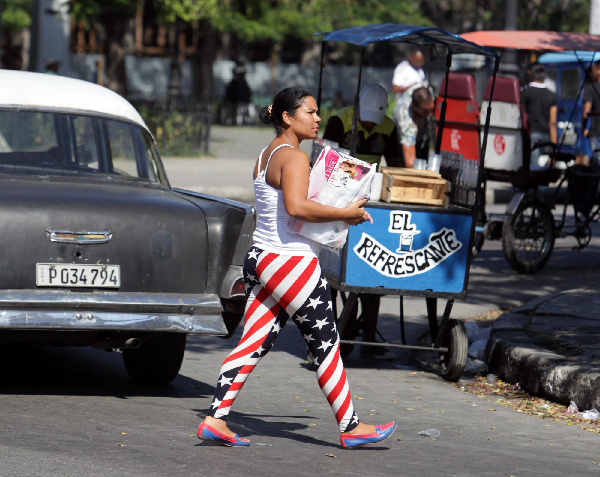 Una joven cubana con un pantalón de la bandera de Estados Unidos camina el 15 de agosto de 2015, en La Habana.