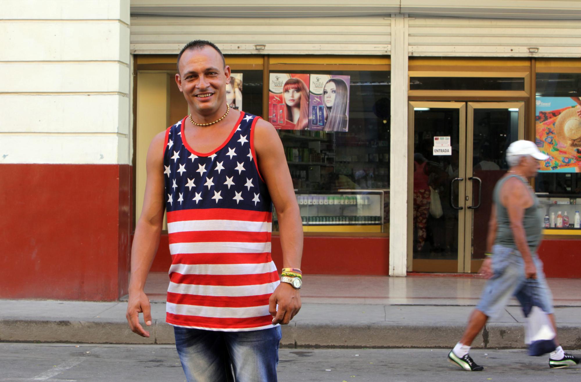 Un joven cubano posa para una foto con una camiseta con la bandera de Estados Unidos el 15 de agosto de 2015, en La Habana (Cuba). 