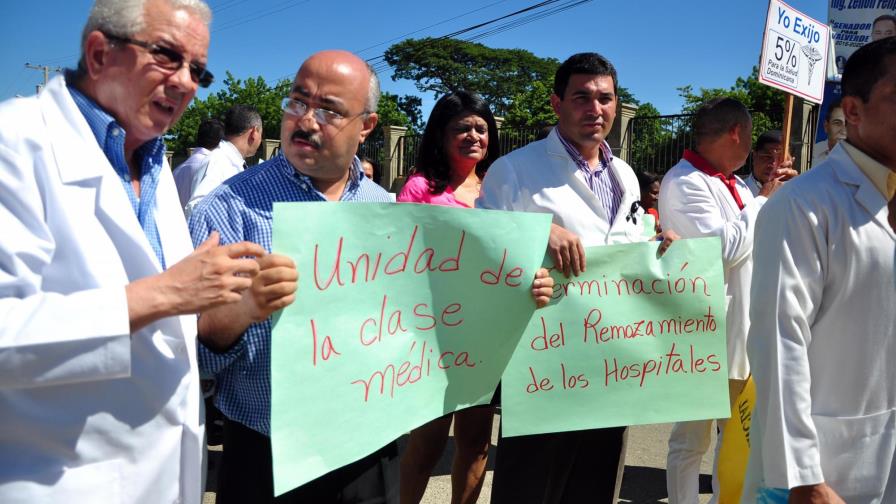 Colegio Médico realiza marcha en Mao