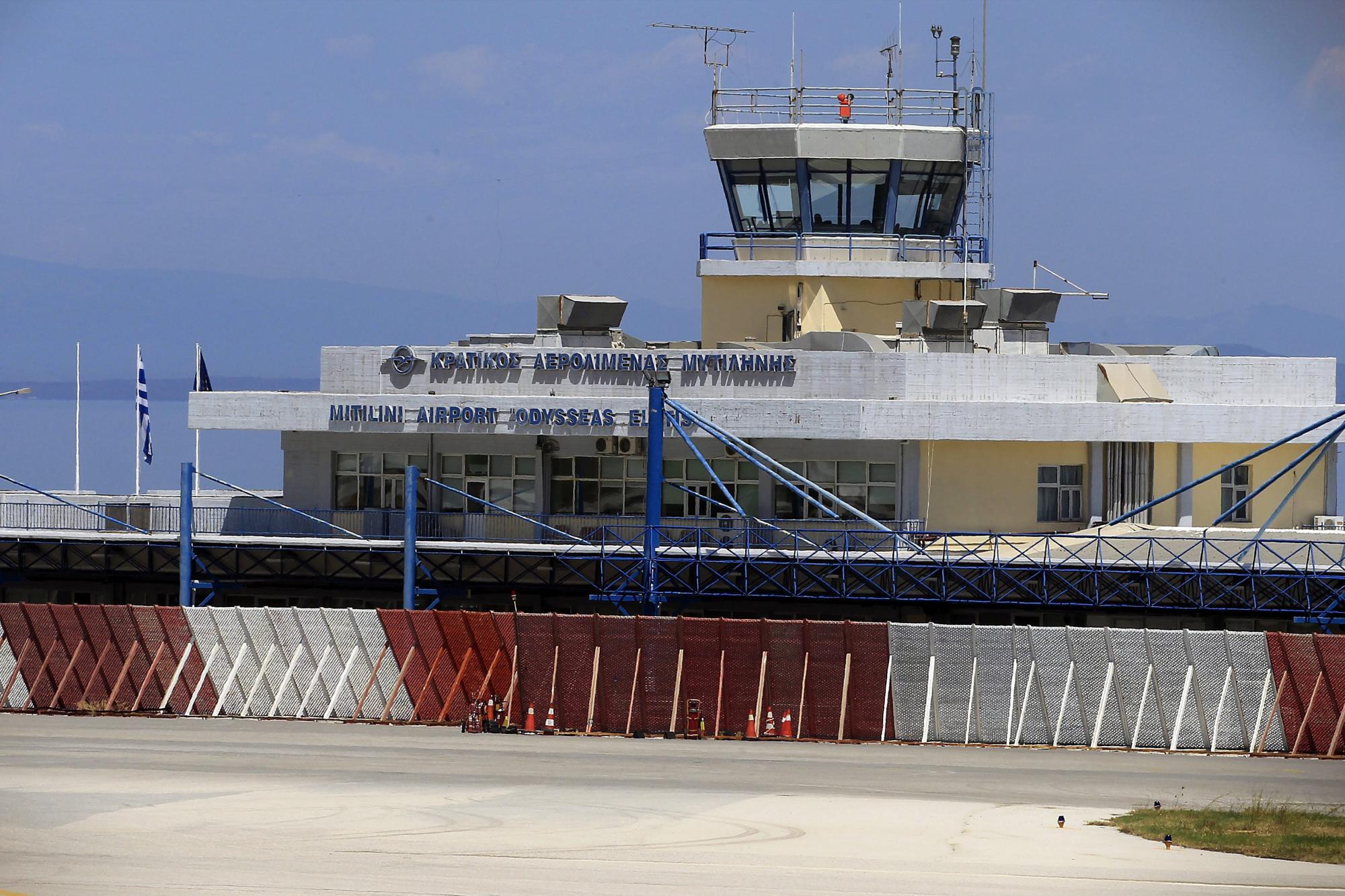 Vista del exterior del aeropuerto de Mitilene, en la Isla de Lesbos, Grecia, hoy, 18 de agosto de 2015.