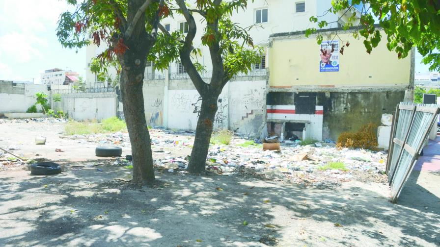 Vecinos denuncian desorden en un solar ubicado en Gascue