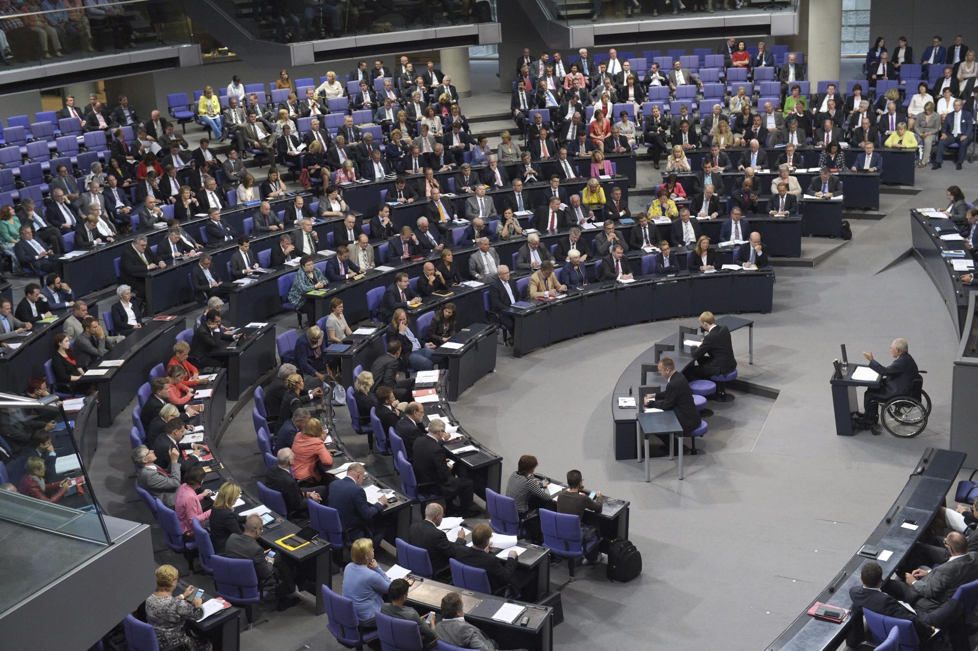 El ministro alemán de Finanzas, Wolfgang Schäuble (dcha), pronuncia un discurso durante el debate y votación del tercer rescate a Grecia en el Bundestag (cámara baja) alemán.