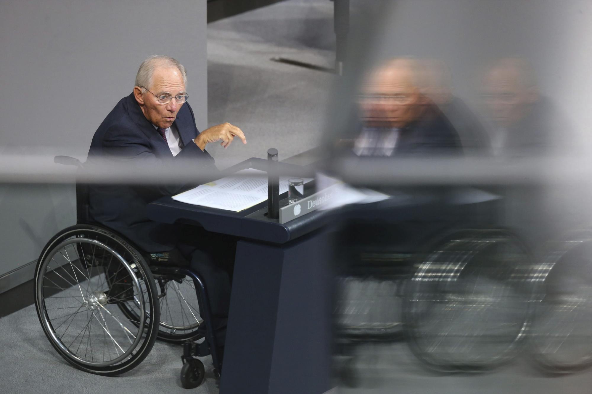 El ministro alemán de Finanzas, Wolfgang Schäuble, da un discurso durante el debate y votación sobre el tercer rescate a Grecia en el Bundestag (cámara baja) alemán.
