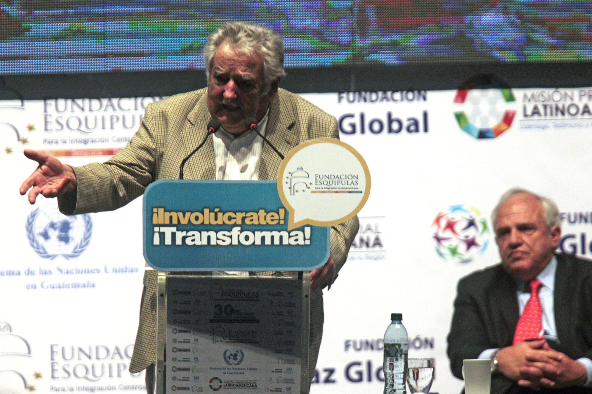 El expresidente de Uruguay José Mujica (i), habla junto al secretario general de la Unasur, el expresidente colombiano Ernesto Samper (d), durante el Foro Regional Esquipulas, en Ciudad de Guatemala. 