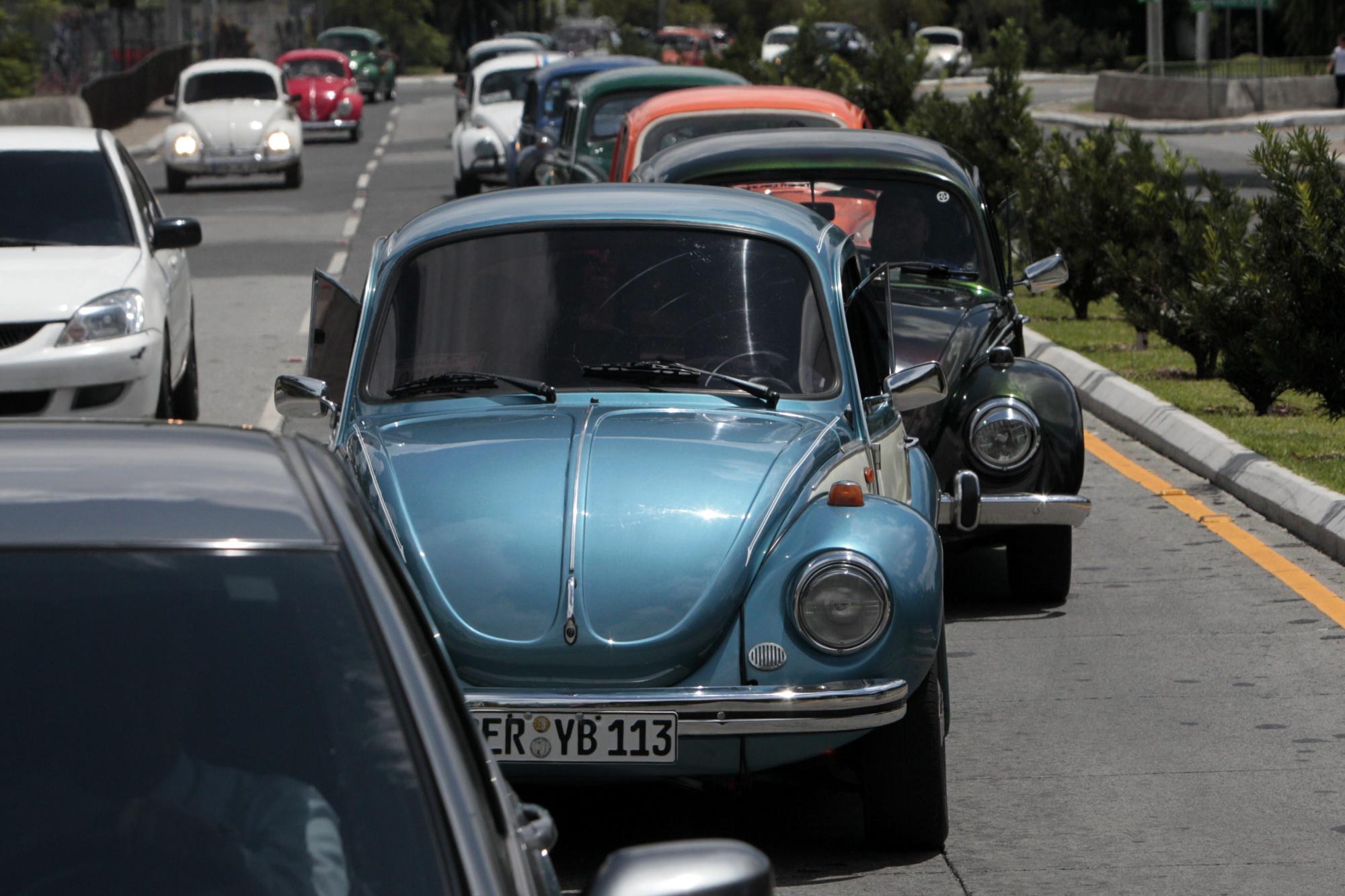 Conductores de Escarabajos Volkswagen muestran su apoyo al expresidente de Uruguay José Mujica, quien llegó, para asistir al Foro Regional Esquipulas 2015, en Ciudad de Guatemala. 