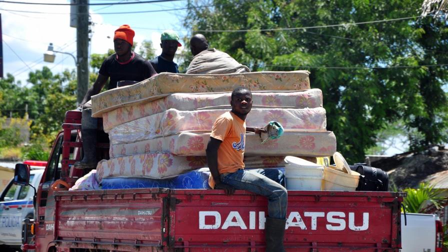 Cientos de haitianos huyen de persecución en Hatillo Palma por presunta violación