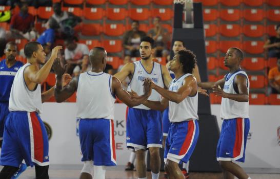 A coach Atkinson le preocupa la defensa de la Selección Nacional de Baloncesto