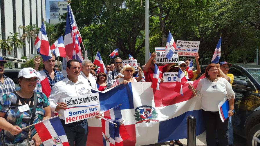 Dominicanos en La Florida realizan marcha en protesta por “la difamación” de los haitianos contra el país Dominicanos en La Florida realizan marcha en protesta por “la difamación” de los haitianos contra el país