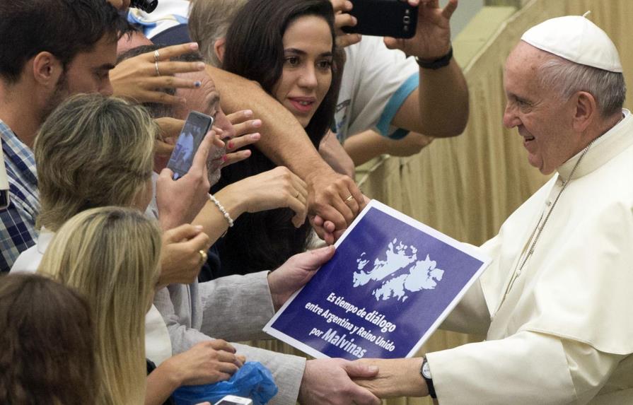 El papa Francisco se deja fotografiar con cartel que pide diálogo por las Malvinas