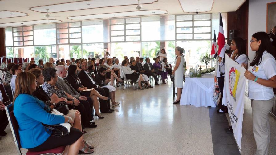 Rinden homenaje póstumo a Petruzka Sméster