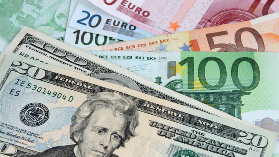 El dólar baja frente al euro y el yen 