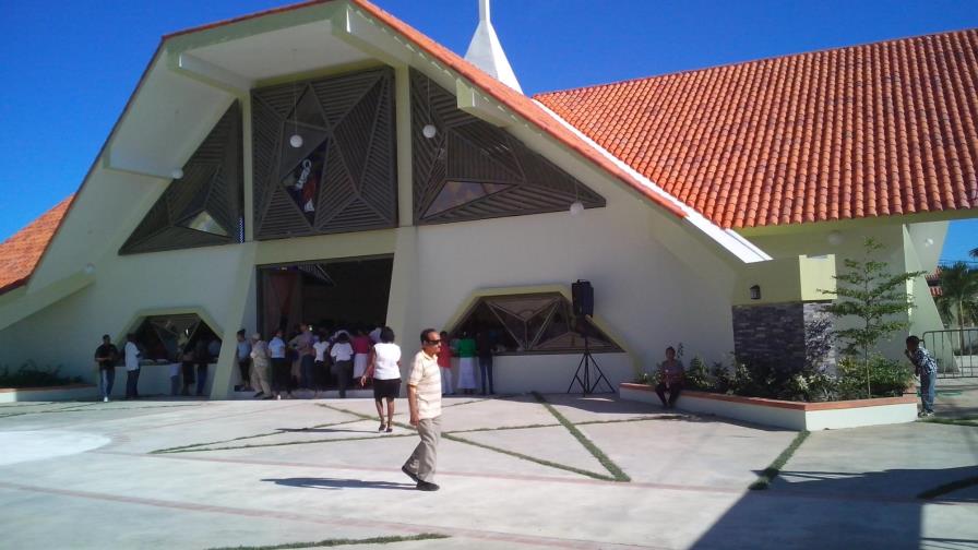 Danilo inaugura una parroquia y una escuela de 26 aulas en San Pedro de Macorís