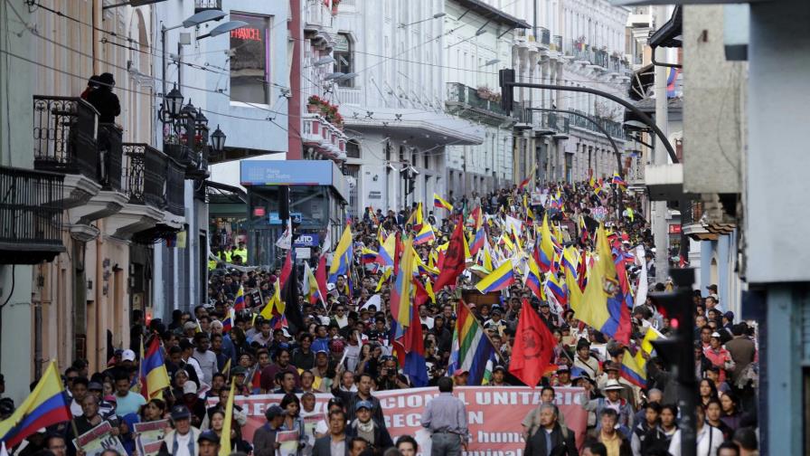 Al menos ocho policías heridos en manifestación de indígenas en Ecuador