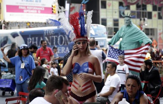 Grupo de mujeres en “topless” causa nueva controversia en Times Square