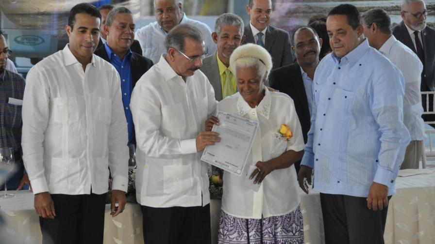 Medina entrega 510 títulos de parcelas y solares de cinco provincias