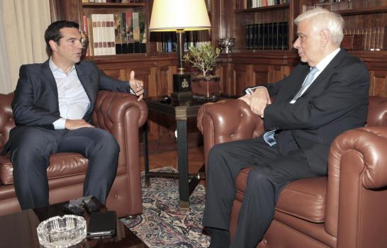 Alexis Tsipras quiere que los griegos legitimen un tercer rescate opuesto a sus promesas
