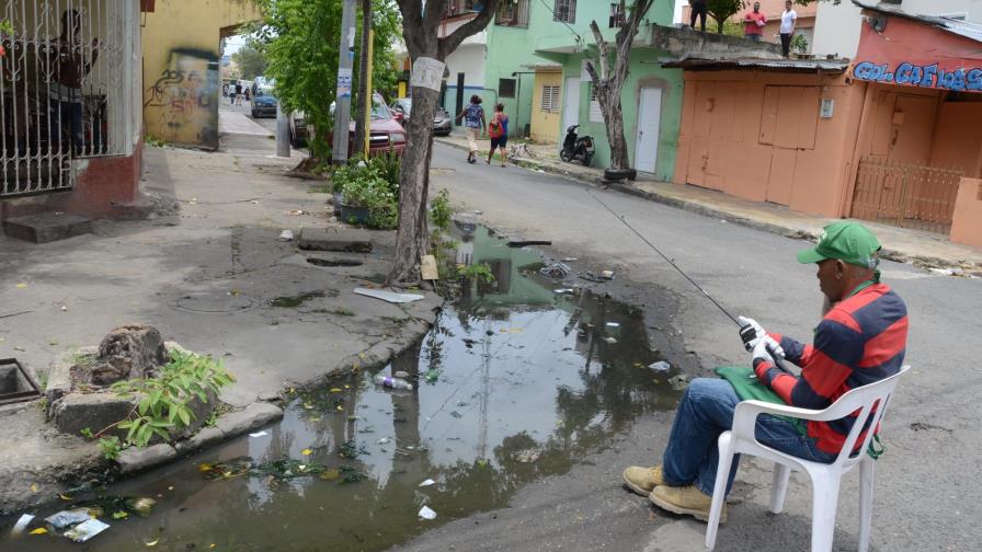 En Los Mina un charco de aguas estancadas amenaza la salud de moradores