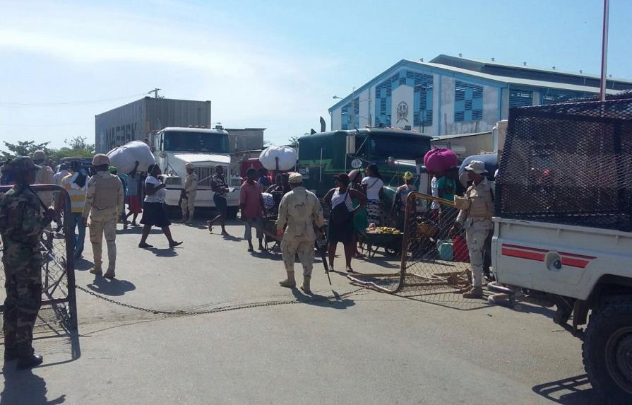 Fenatrado intentará otra vez hoy reunirse con las autoridades de Haití
Fenatrado levanta bloqueo para permitir mercado de Dajabón; buscan reunión con autoridades haitianas