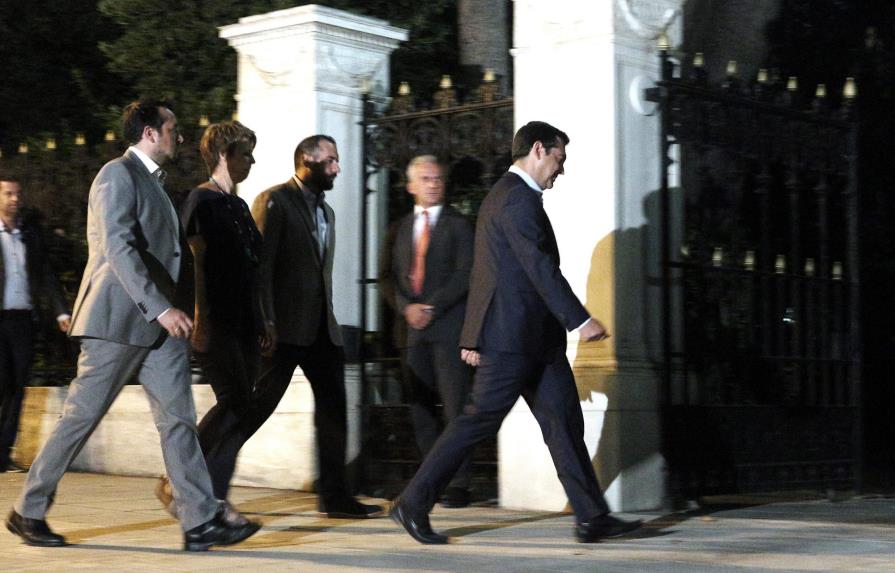 Grecia entra en un nuevo periodo de inestabilidad tras el rescate y la renuncia de Tsipras 