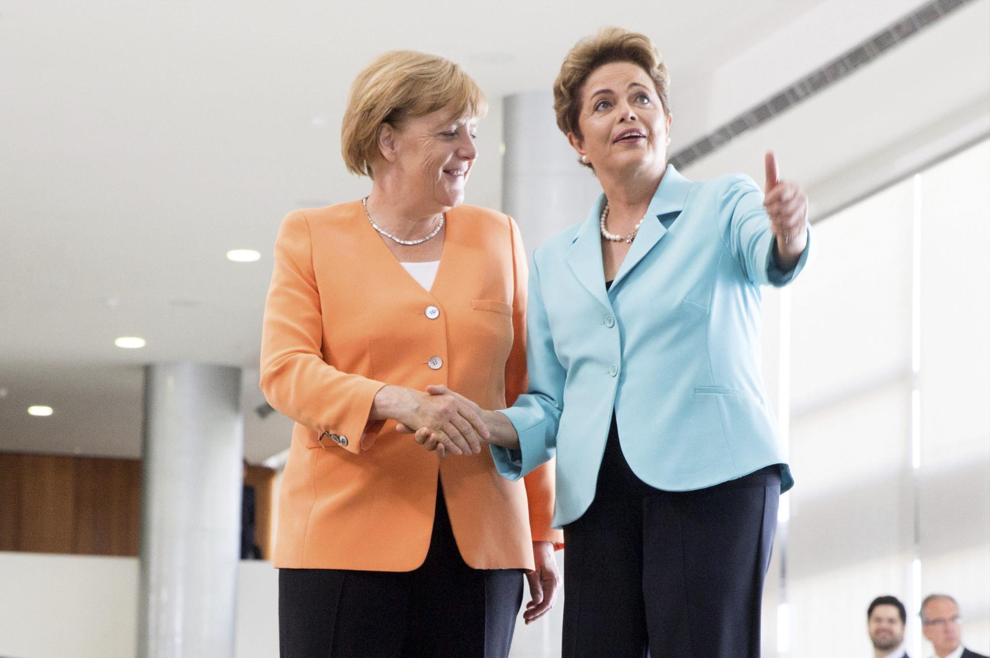 La presidenta brasileña, Dilma Rousseff (d), recibe a la Canciller alemana, Angela Merkel, en el palacio presidencial de Planalto en Brasilia, Brasil. 
