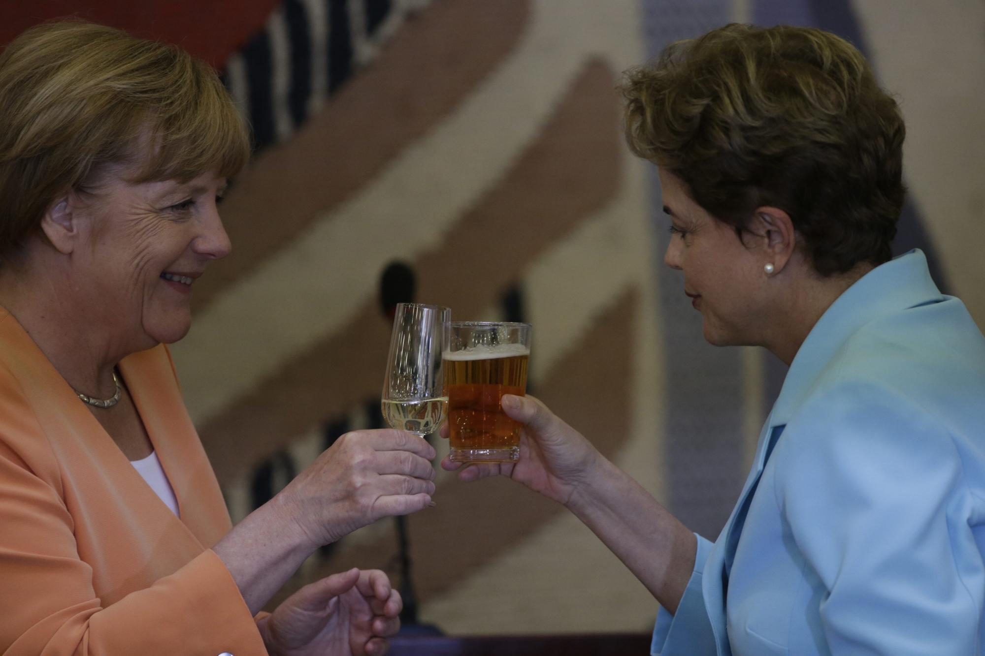 La canciller alemana, Ángela Merkel (i), r la presidenta brasileña, Dilma Rousseff (d), brindan durante un almuerzo en el Palacio de Itamaraty.