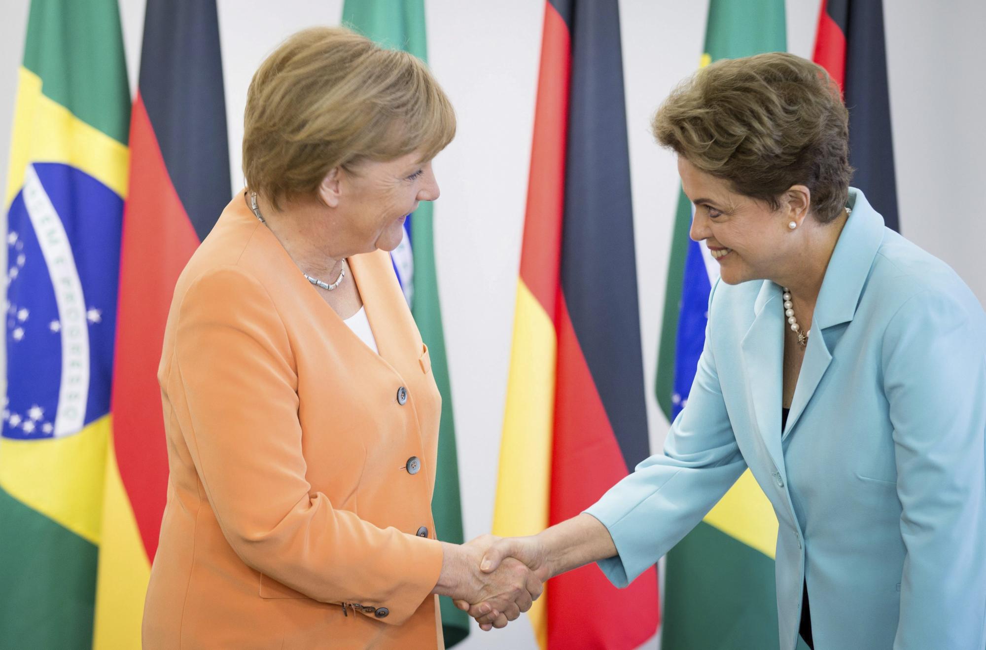 La presidenta brasileña, Dilma Rousseff (d), recibe a la Canciller alemana, Angela Merkel, en el palacio presidencial de Planalto en Brasilia, Brasil. 