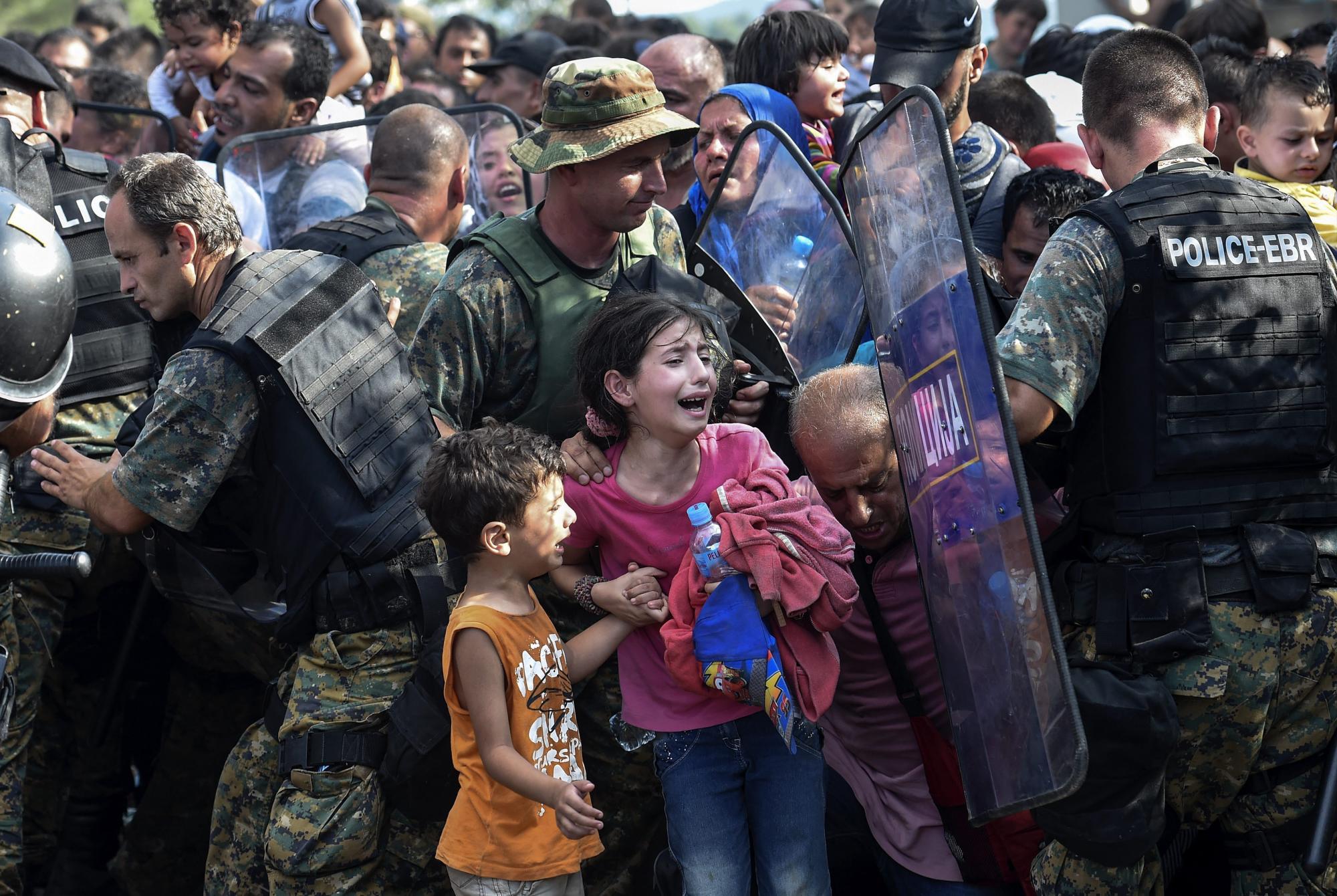 Enfrentamientos entre policía de Macedonia y refugiados en frontera con Grecia